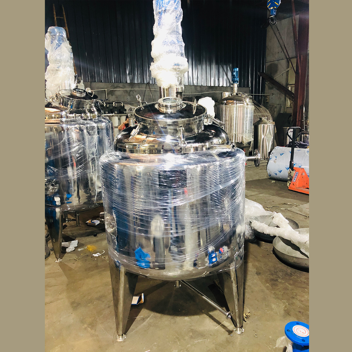 Customized sanitary 1000 gallon juice milk beverage tank with wheel liquid stainless steel storage tank 