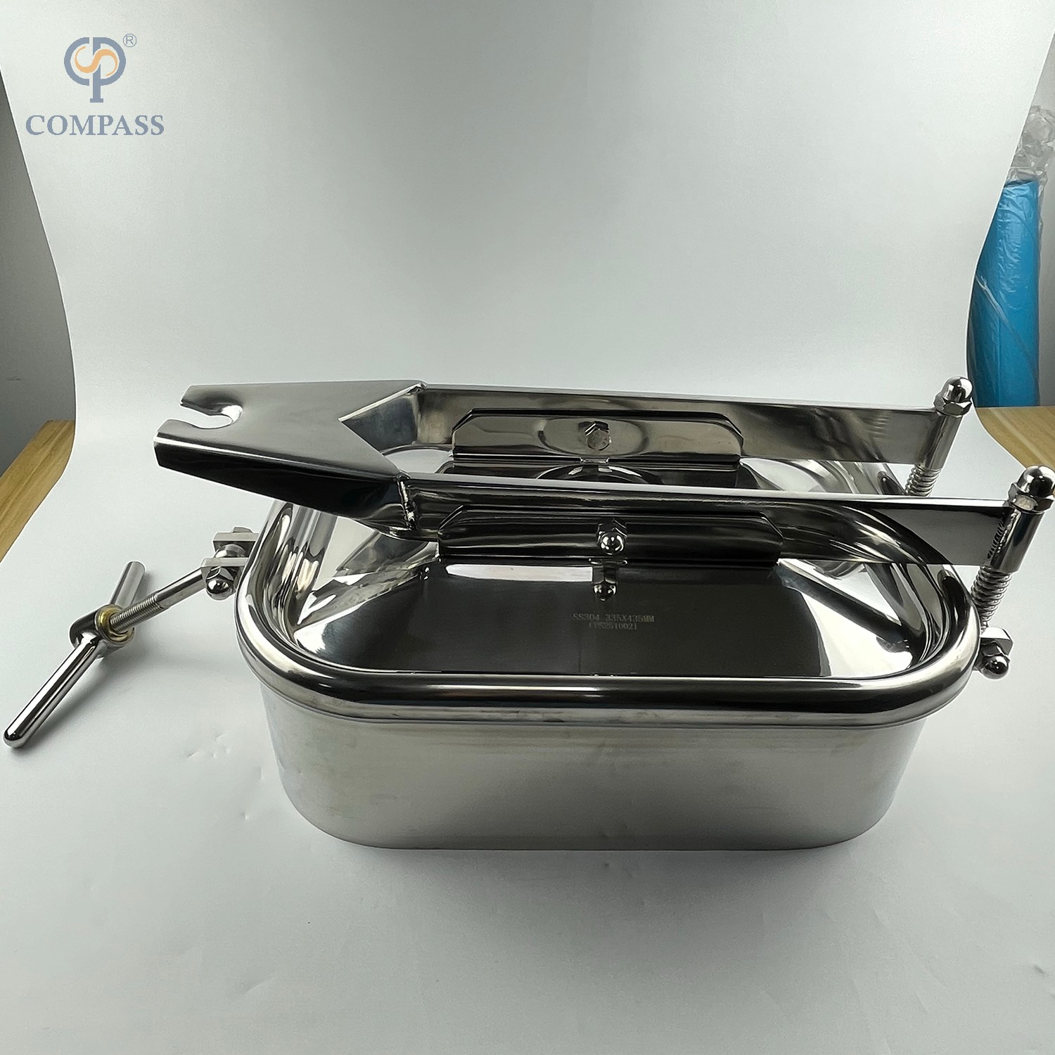 STAINLESS STEEL SS304 OUTWARD RECTANGULAR MANWAYS WITH ONE INTERSECTANT ARMS